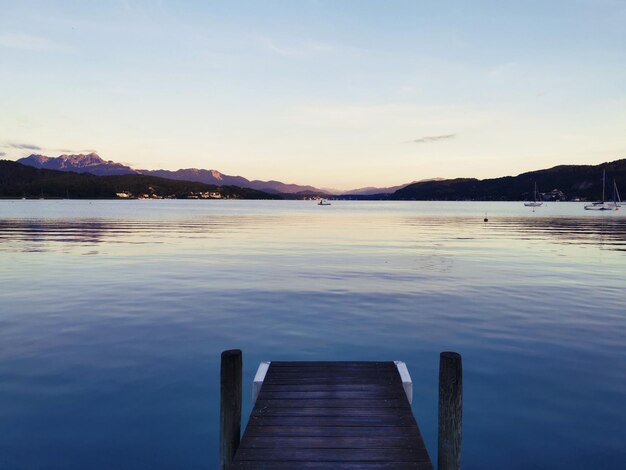 Il molo sul lago contro il cielo