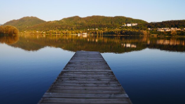 Il molo sul lago contro il cielo