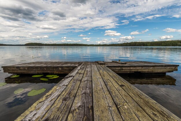 Il molo sul lago contro il cielo