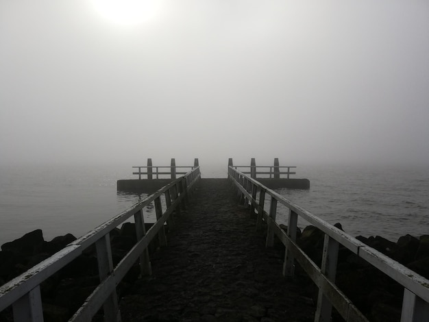 Il molo sul mare contro il cielo