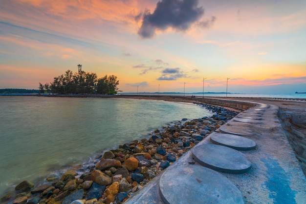 il molo sulla spiaggia dell'isola di Putri Isola di Batam in un bellissimo tramonto