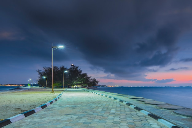 il molo sulla spiaggia dell'isola di Putri Isola di Batam in un bellissimo tramonto