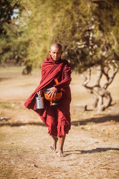 Il monaco buddista del novizio Myanmar sta camminando per strada