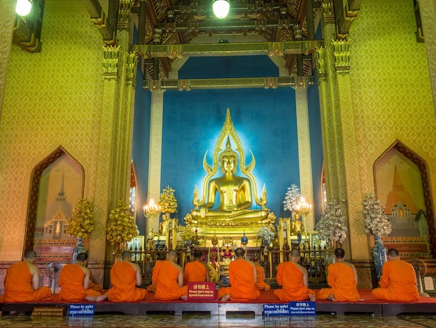 Il monaco si riunisce nella sala della chiesa principale del tempio di marmo per il canto serale a Bangkok in Thailandia