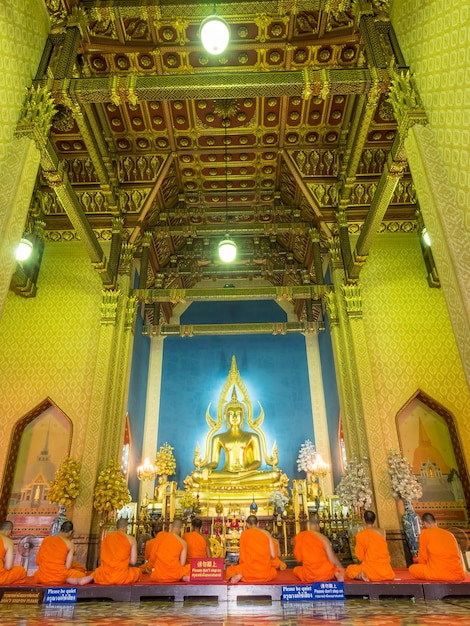 Il monaco si riunisce nella sala della chiesa principale del tempio di marmo per il canto serale a Bangkok in Thailandia