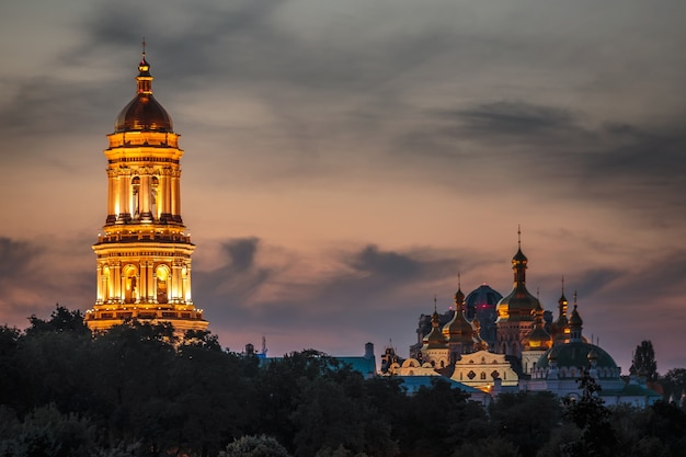 Il monastero di Us Pechersk Lavra girato al tramonto a Kiev, Ucraina