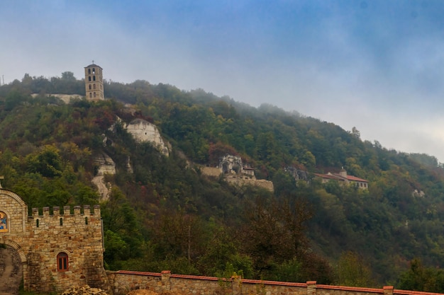 Il monastero roccioso di Lyadovsky è un monastero maschile situato su una terrazza rocciosa della montagna alta 90 metri sul fiume Dniester sulla sua riva sinistra vicino al villaggio di Lyadova nella regione di Vinnytsya Ucraina