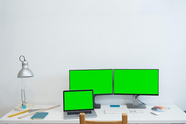 Il monitor con schermo verde si trova sulla scrivania dell'ufficio Mockup di calcolo personale