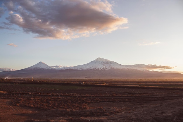 Il monte Ararat dall'Armenia al tramonto