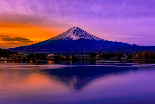 Il monte Fuji e il lago Shojiko all'alba in Giappone