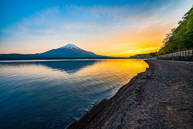 Il monte Fuji e il lago Yamanaka