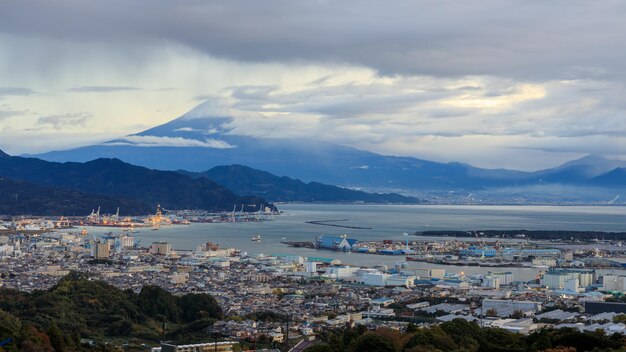 Il monte Fuji e la città di Shizuoka con il porto commerciale in primo piano al mattino in Giappone