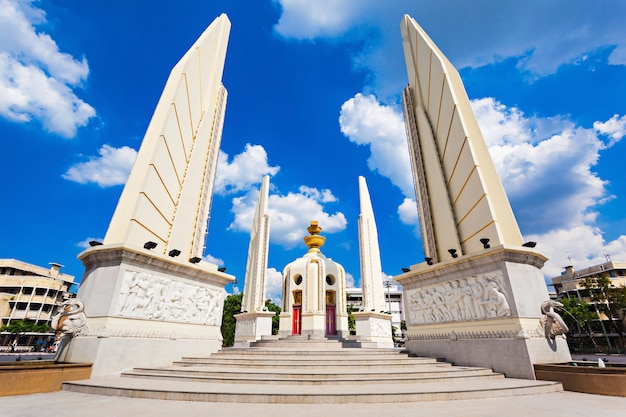 Il Monumento alla Democrazia è un monumento pubblico nel centro di Bangkok, capitale della Thailandia