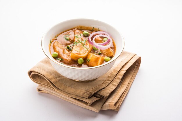 Il mormorio di Aloo Gobi è un famoso piatto di curry indiano con patate e cavolfiori e piselli, messa a fuoco selettiva