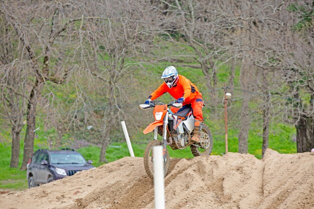 Il motociclista di motocross professionale guida su strada