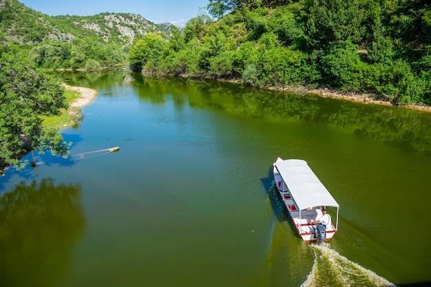 Il motoscafo MONTENEGRO CRNOJEVIC RIVER porta i turisti nei punti panoramici del bellissimo fiume