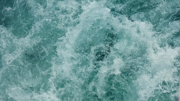 Il motoscafo naviga in mare facendo onde bianche schiumose