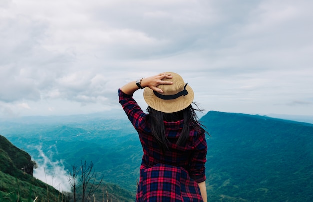 Il Mountain View di stagione delle pioggie di viaggio della donna si rilassa nella festa