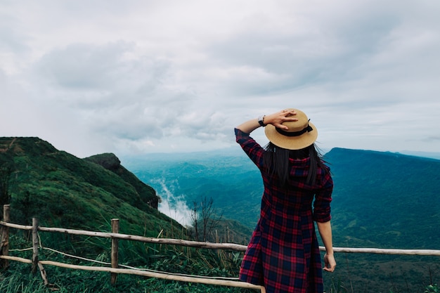 Il Mountain View di stagione delle pioggie di viaggio della donna si rilassa nella festa