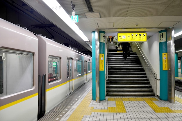 Il movimento del treno della metropolitana Kintetsu che corre dalla stazione di Numba va alla città di Nara il 7 luglio 2015 a Osaka in Giappone