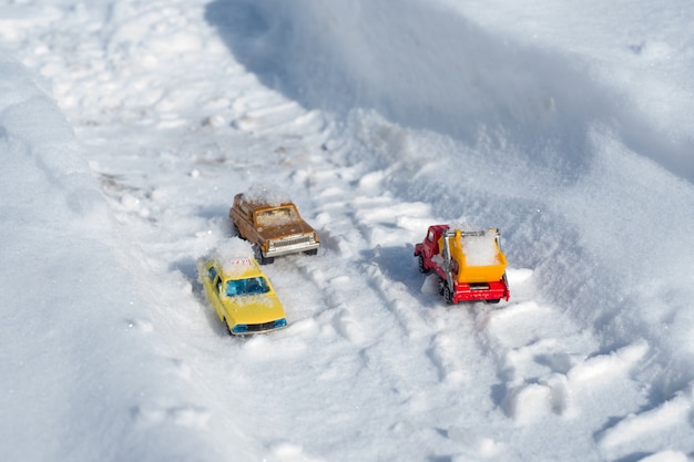 Il movimento di macchine coperte di neve sulla strada dopo una forte nevicata