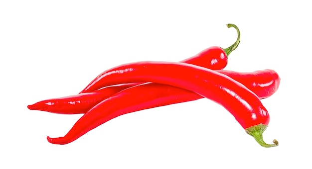 Il mucchio di peperoncino rosso caldo isolato su sfondo bianco