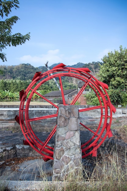 Il mulino ad acqua in ferro si trova nelle zone rurali di Taiwan