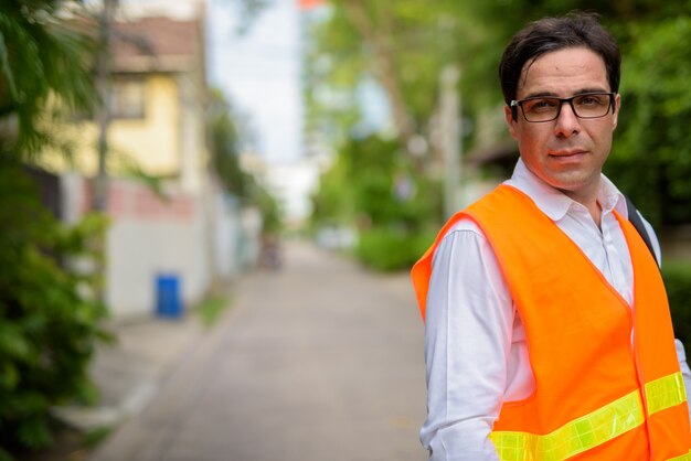 Il muratore persiano bello dell'uomo alla costruzione si siede