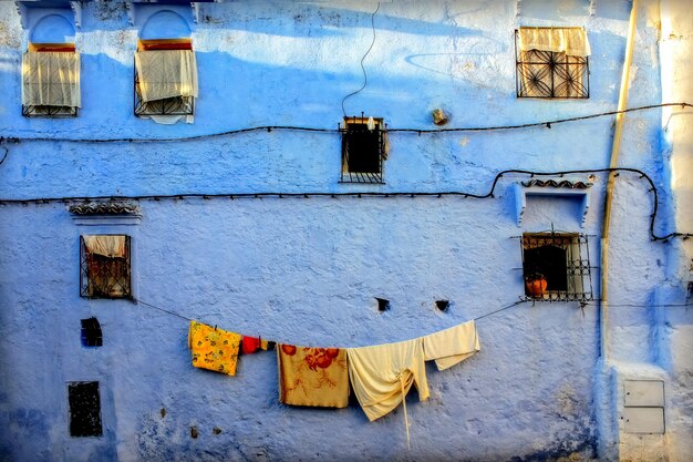Il muro di casa con le finestre La città blu di Chefchaouen in Marocco