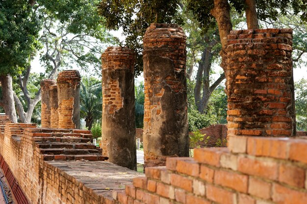 Il muro di mattoni della cappella del Buddha sdraiato in Wat KhunIn ThraPramul Ang Thong Thailandia