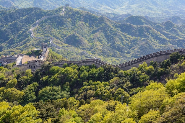 Il muro di protezione va come un serpente sulle colline bella vista sulle montagne e sul muro