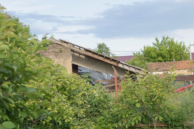 Il muro di una vecchia casa di argilla quasi completamente demolito