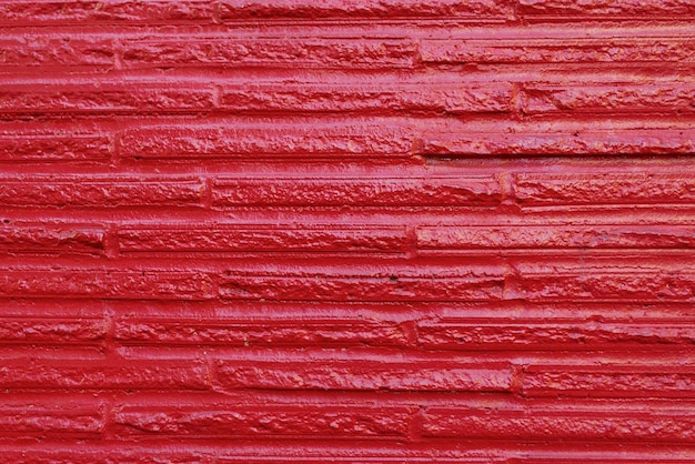Il muro è a strisce rosse sullo sfondo