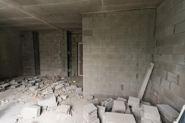 Il muro si è schiantato nella stanza dei detriti nell'appartamento pronto per la ristrutturazione con la demolizione del muro distrutto