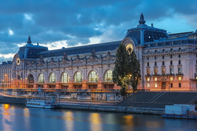 Il Museo d'Orsay è un museo a Parigi, in Francia, sulla riva sinistra della Senna