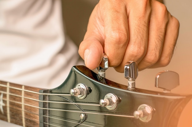 il musicista che accorda la sua chitarra