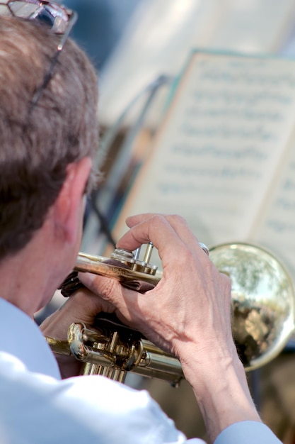 Il musicista suona la tromba.