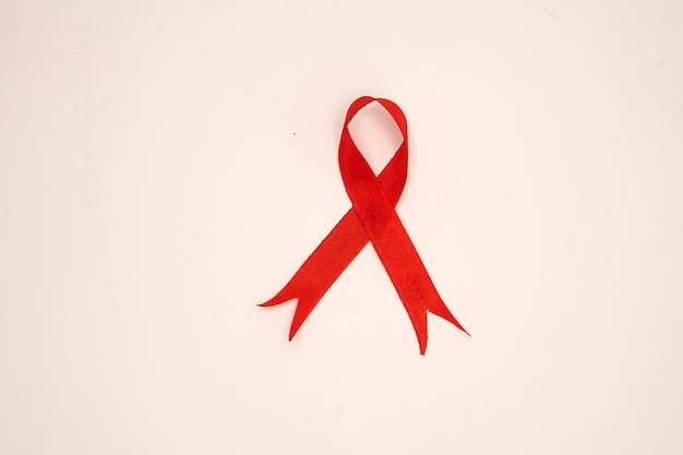 Il nastro di seta rosso della Giornata mondiale contro l'AIDS aiuta il concetto