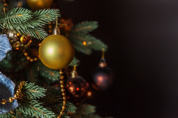 Il natale classico ha decorato l'albero di nuovo anno con il giocattolo e la sfera dorati delle decorazioni dell'ornamento