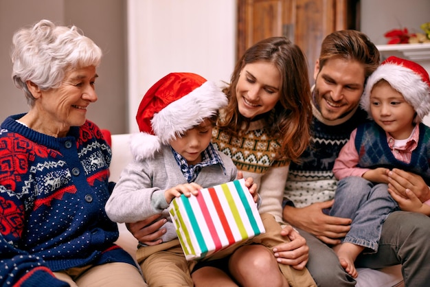 Il Natale è un momento per la famiglia Foto di una famiglia che si diverte a Natale