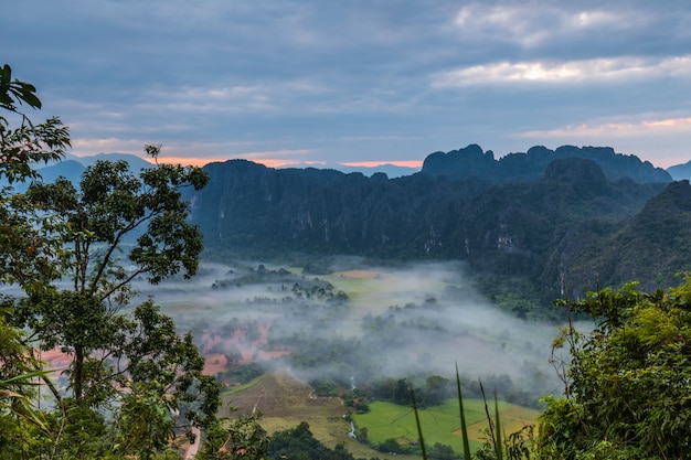 Il naturale è ancora purezza e bellezza a Vang Vieng, Laos.