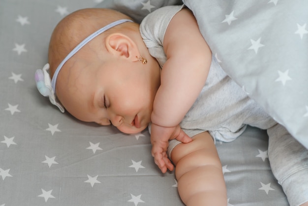 Il neonato dorme i primi giorni di vita. Carino piccolo neonato che dorme pacificamente