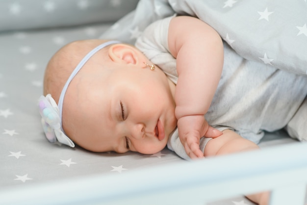 Il neonato dorme i primi giorni di vita. Carino piccolo neonato che dorme pacificamente