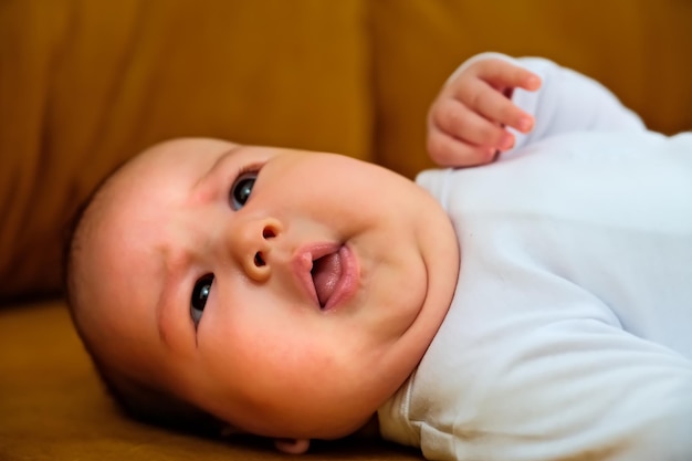 Il neonato giace sul dewan neonato mostra emozioni diverse