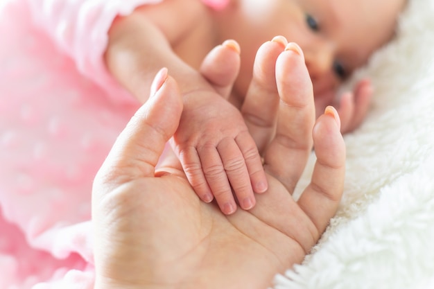 Il neonato sta tenendo la mano della madre