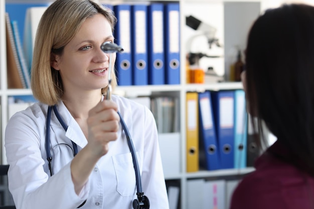 Il neurologo tiene il martello davanti agli occhi del paziente in clinica