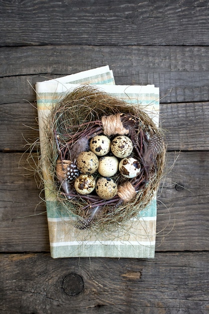 Il nido eggs pasqua, fondo rustico di legno