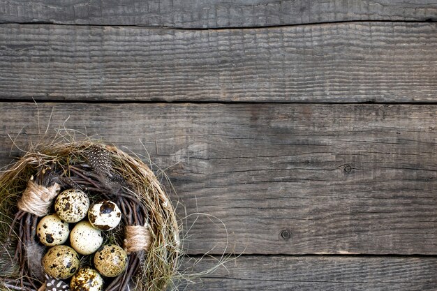 Il nido eggs pasqua, fondo rustico di legno