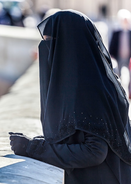 Il niqab è una lunga tunica che copre completamente il corpo e la testa. A malapena lascia allo scoperto gli occhi della donna.