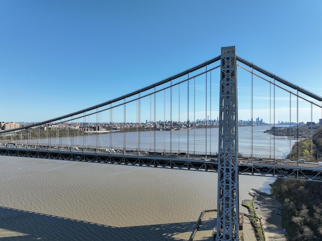 Il NJ George Washington Bridge è un ponte sospeso che attraversa il fiume Hudson e collega NJ a New York